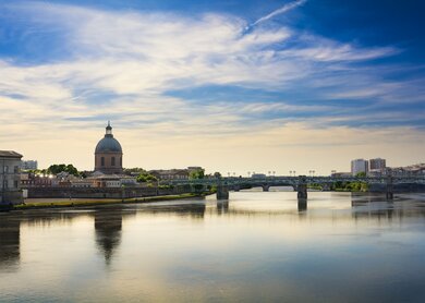 Schöne Szene von der Garonne in Toulouse mit blauem wolkigen Himmel | © Gettyimages.com/Fontaine Gael