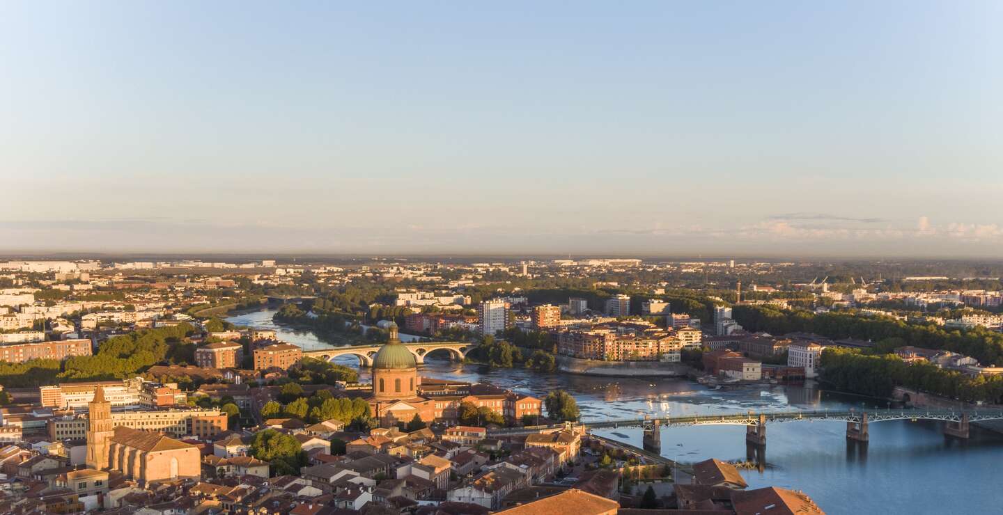 Luftaufnahme des Stadtzentrums von Toulouse mit der Bruecke Saint-Pierre-Bruecke, dem Fluss Garonne und den Dome de la Grave | © Gettyimages.com/Iurii Buriak