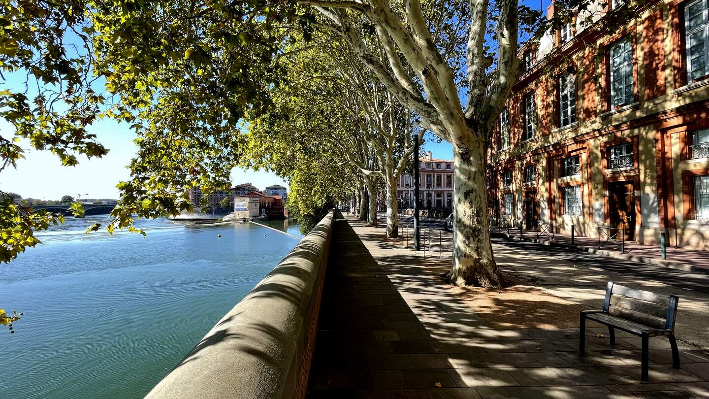 Promanade in Toulouse mit Sicht auf den Fluss Garinne und eine Bank im Schatten | © Gettyimages.com/Tim Parker