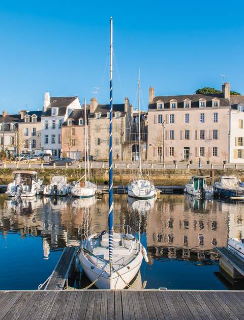 Der Hafen von Vannes mit Booten, die auf dem Wasser schaukeln und der Hafenpromenade im HIntergrund | © gettyimages.com/Pascale Gueret
