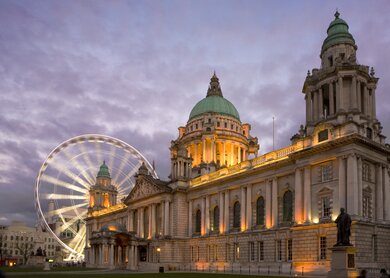 Das Belfast Eye zusammen mit dem Rathaus | © Gettyimages.com/robertmayne