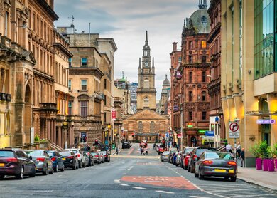 Innenstadt von Glasgow mit George Street und der St. George's Tron Church | © Gettyimages.com/benedek