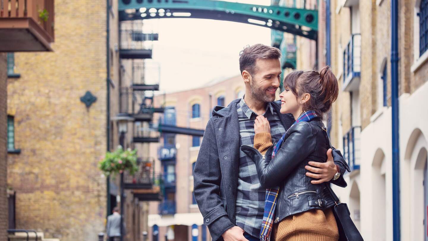 Romantisches Paar umarmt sich auf der Strasse in London im Herbst | © Gettyimages.com/IzaHabur