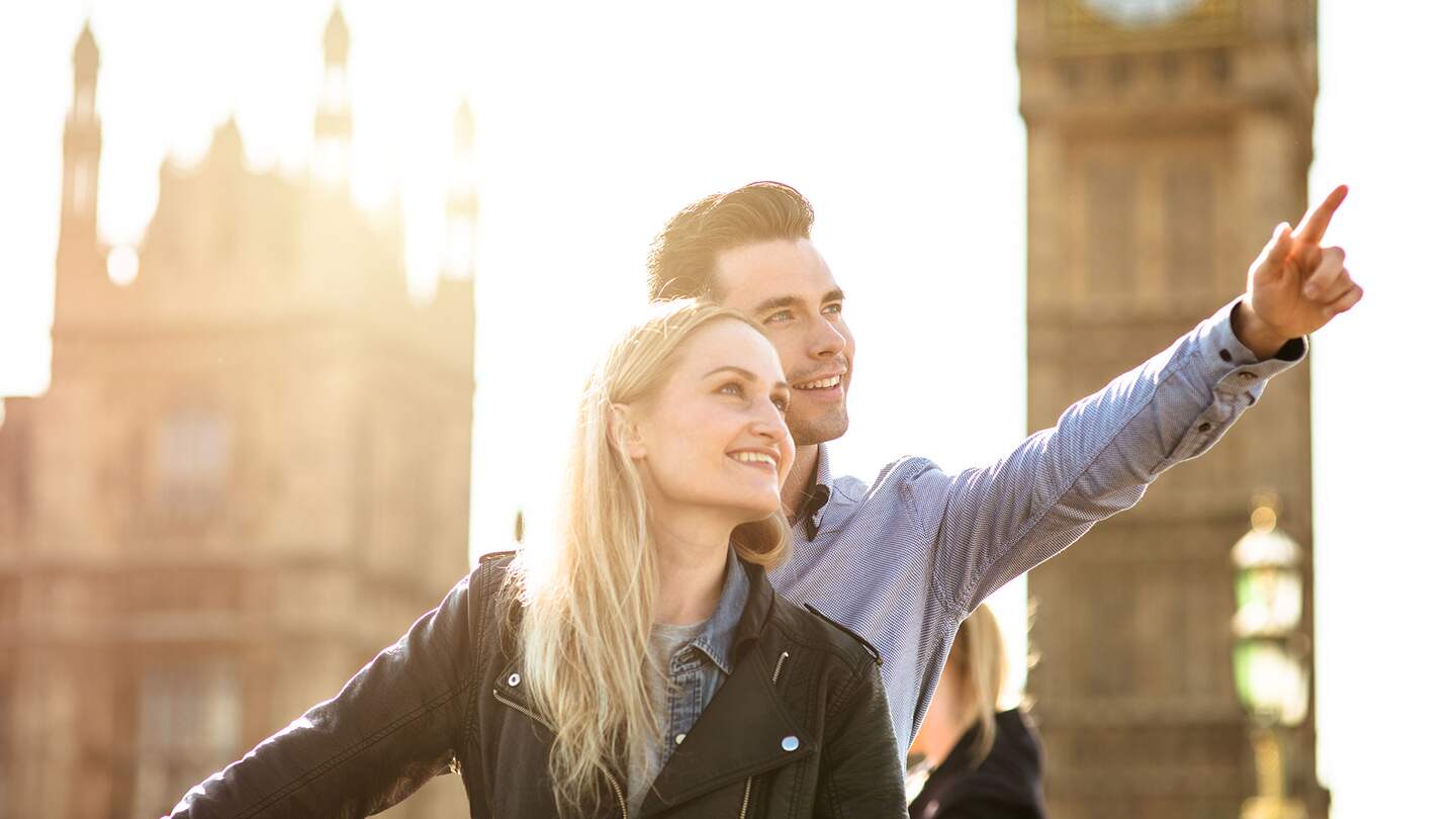 Paar in London mit Big Ben und Parlament im Hintergrund | © Gettyimages.com/franckreporter