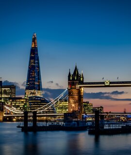 Tower Bridge und die Skyline von London bei Nacht  | © Gettyimages.com/Moussa81