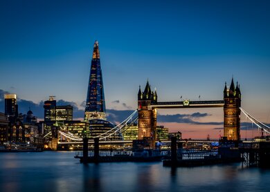 Tower Bridge und die Skyline von London bei Nacht  | © Gettyimages.com/Moussa81
