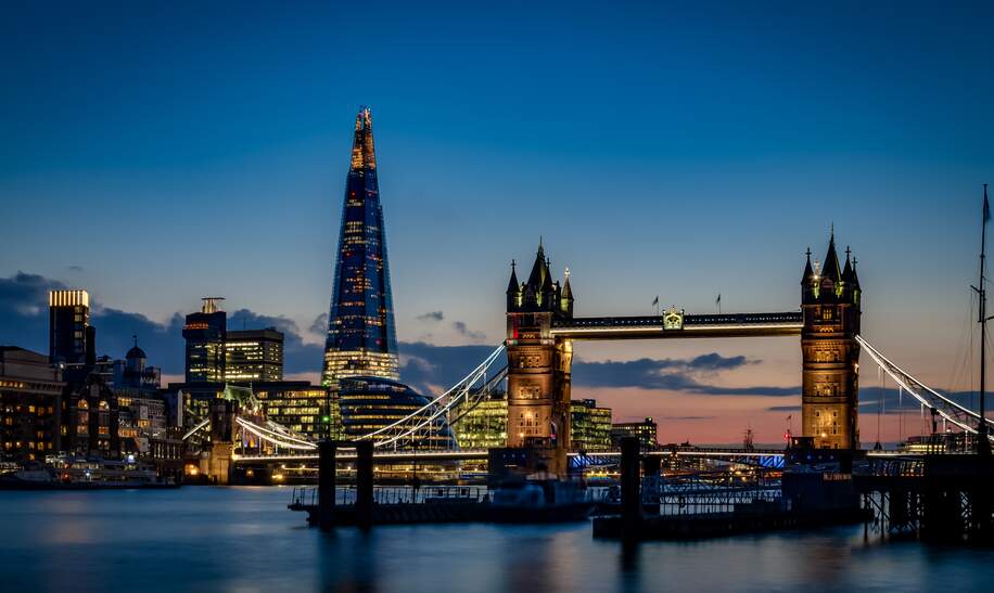 Tower Bridge und die Skyline von London bei Nacht  | © Gettyimages.com/Moussa81