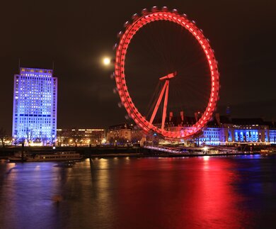 Das London Eye in roter Beleuchtung ei Nacht | © Gettyimages.com/motimeiri