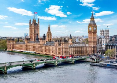 Blick auf den Big Ben und das Parlament mit der Themse im vordergrund | © Gettyimages.com/Vladislav Zolotov