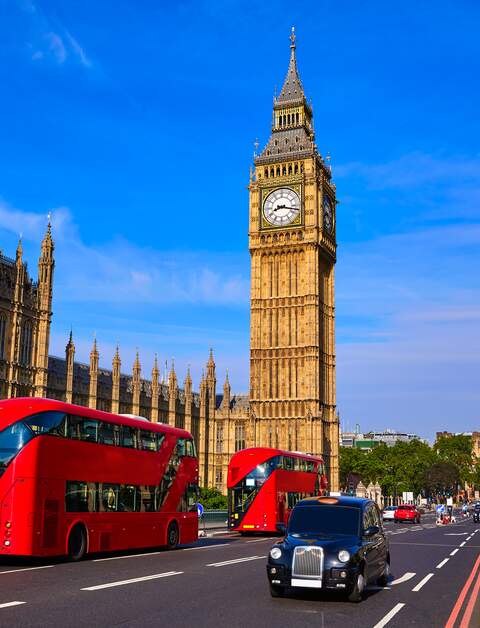 Der Big Ben Glockenturm und ein typischer Bus in London | © Gettyimages.com/LUNAMARINA