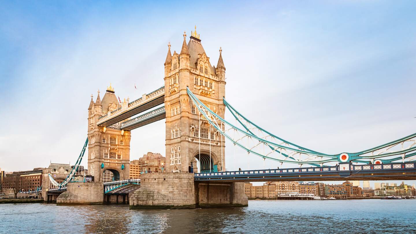 Tower Bridge in London bei klarem Himmel, historische Doppelturm‑Klappbrücke über der Themse mit blauen Stahlseilen und detailreicher Architektur. | © Gettyimages.com/Mlenny