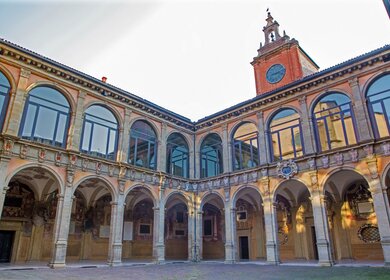 Blick auf den Innenhof mit Glockenturm des alten Bibliotheksgebäudes in der Stadt Bologna | © Gettyimages.com/sedmak