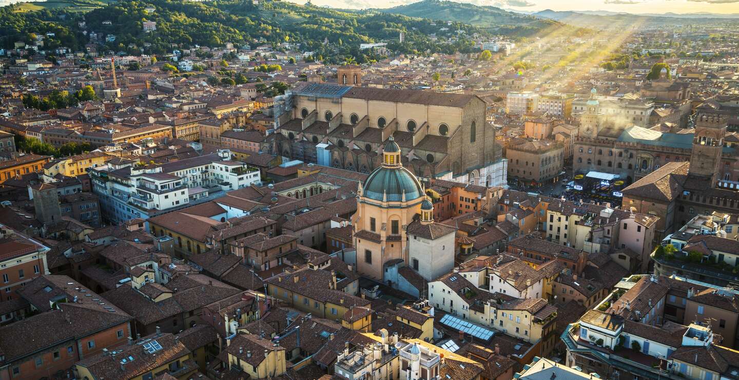 Panoramaausblick vom Asinelli Turm in Bologna | © Gettyimages.com/ozgurdonmaz