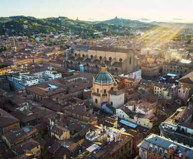 Panoramaausblick vom Asinelli Turm in Bologna | © Gettyimages.com/ozgurdonmaz
