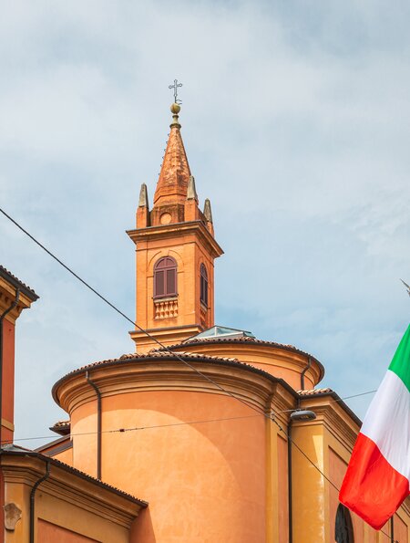 Italien und die EU-Flagge in Bologna bei bewoelktem Himmel | © Gettyimages.com/littleclie