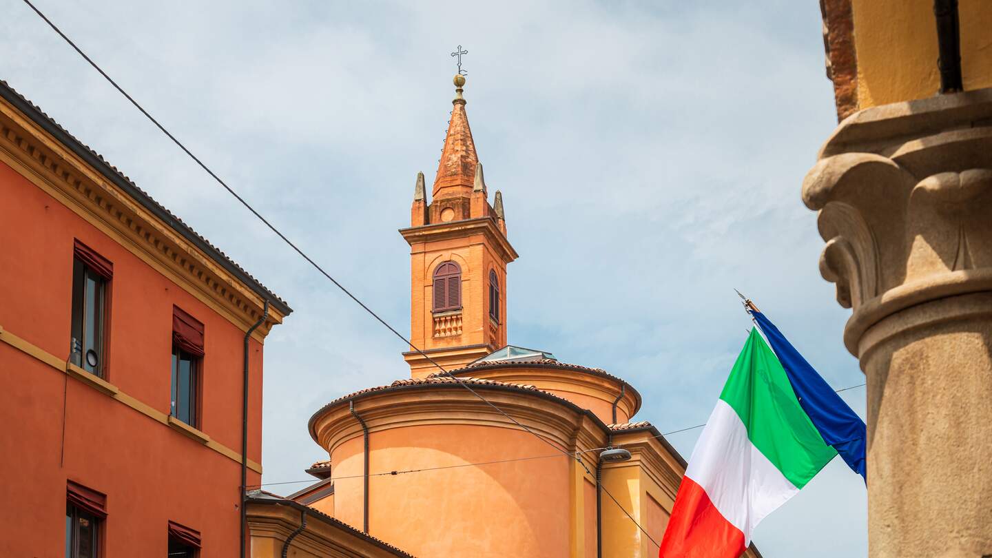 Italien und die EU-Flagge in Bologna bei bewoelktem Himmel | © Gettyimages.com/littleclie