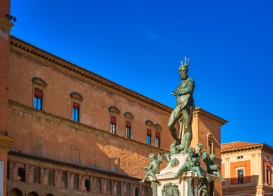 Neptunbrunnen auf der Piazza Maggiore in Bologna, Italien an einem sonnigen Tag | © Gettyimages.com/kekko73