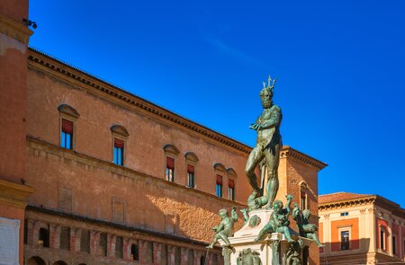 Neptunbrunnen auf der Piazza Maggiore in Bologna, Italien an einem sonnigen Tag | © Gettyimages.com/kekko73