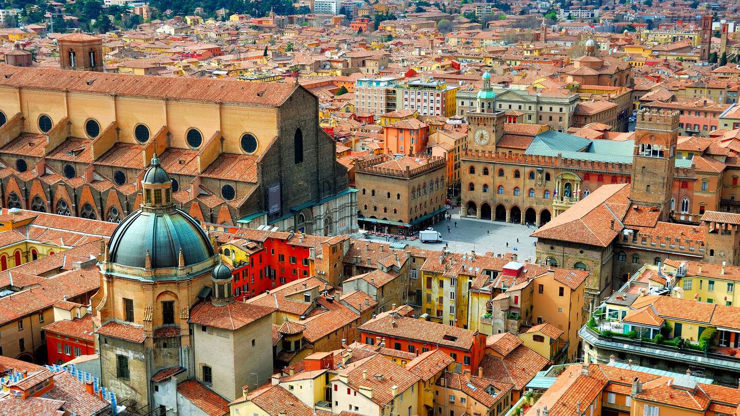Bologna Blick vom Asinelli-Turm mit Sicht auf das weitlaeufige Panorama der Stadt | © Gettyimages.com/bernotto