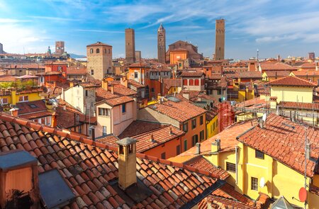 Luftaufnahme der Kathedrale von Bologna und der Türme, die ueber den Daechern der Altstadt in der mittelalterlichen Stadt Bologna am sonnigen Tag thronen | © Gettyimages.com/KavalenkavaVolha