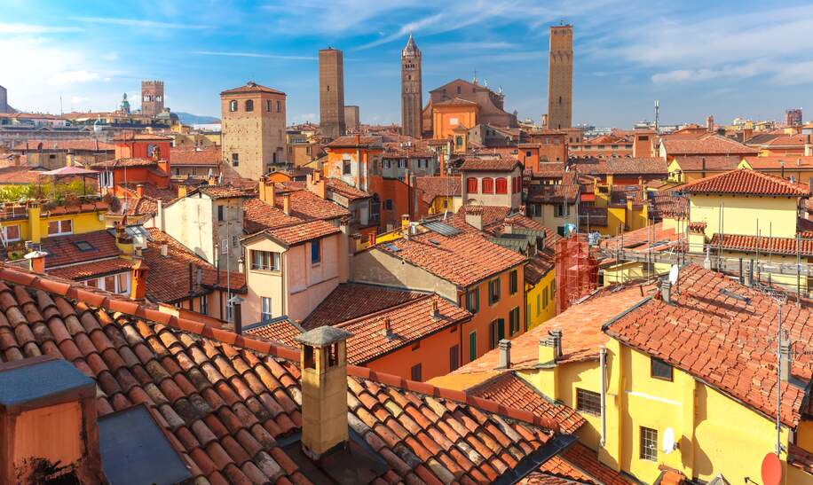 Luftaufnahme der Kathedrale von Bologna und der Türme, die ueber den Daechern der Altstadt in der mittelalterlichen Stadt Bologna am sonnigen Tag thronen | © Gettyimages.com/KavalenkavaVolha