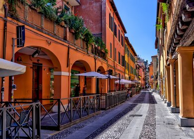 Gebaeudefassaden und mittelalterliche Architektur entlang der Strassen in Bologna | © Gettyimages.com/todamo