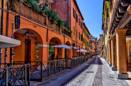 Gebaeudefassaden und mittelalterliche Architektur entlang der Strassen in Bologna | © Gettyimages.com/todamo