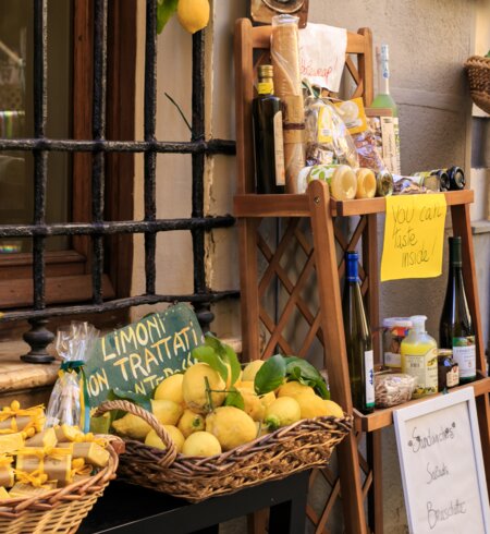 Blick auf die Zitronenauslagen eines kleinen Geschäfts in Monterosso, Cinque Terre, Italien, während des Zitronenfests im Mai. | © Gettyimages.com/Fani Kurti
