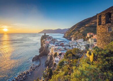 Spektakulärer Blick auf Vernazza, das schönste Dorf der Cinque Terre, mit bunten Häusern und dem Ligurischen Meer im Hintergrund im Farbenspiel des Sonnenuntergangs. | © Gettyimages.com/DieterMeyrl