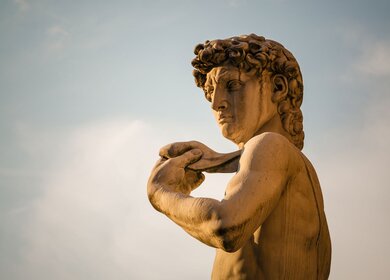 Michelangelos berühmte Statue des David in Florenz. Die Skulptur stellt einen jungen Mann in einer klassischen Kontrapost-Pose dar | © Lorenzo Patoia / 2016 Thinkstock.