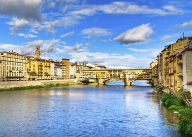 Ponte Vecchio in Florenz, eine historische Brücke mit charakteristischen, bunten Häusern und Geschäften, die sich entlang der Brücke erstrecken | ©  StevanZZ / 2016 Thinkstock.