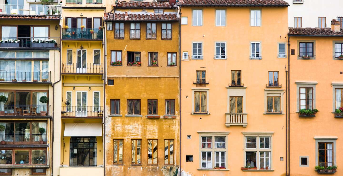 Blick auf die Fassaden von alten Gebaeuden in Florenz | © Gettyimages.com/MoreISO