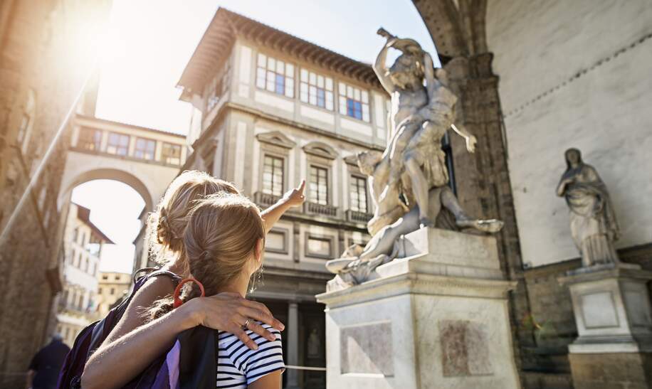 Touristen zu Besuch in der Stadt Florenz | © Gettyimages.com/Imgorthand