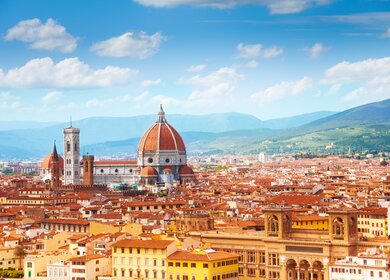 Panorama von Florenz und der Heiligen Maria von der Blume in Florenz | © Gettyimages.com/Serrnovik