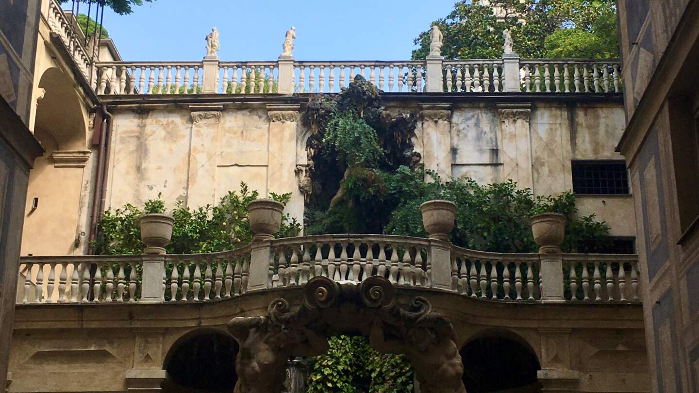 Der historische Innenhof in Genua, Italien, spiegelt den einzigartigen italienischen Charme und die Architektur wider. | © Wienhusen