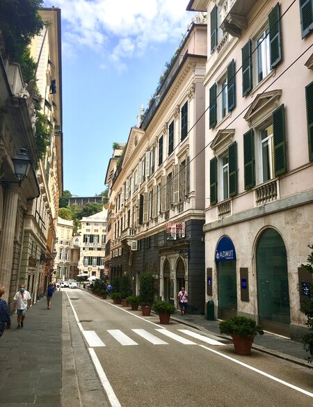Eine malerische Straße in Genua, Italien, gesäumt von historischen Gebäuden, die die Altstadt prägen. | © Wienhusen