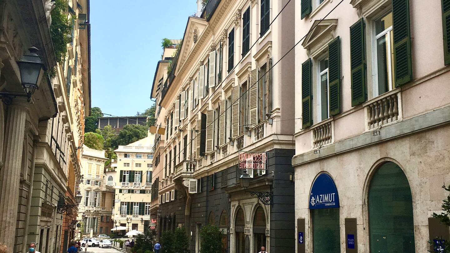 Eine malerische Straße in Genua, Italien, gesäumt von historischen Gebäuden, die die Altstadt prägen. | © Wienhusen