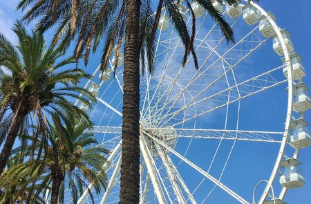 Das beeindruckende Riesenrad am Porto Antico in Genua, Italien, bietet einen atemberaubenden Blick auf den Hafen und die Stadt. | © Wienhusen