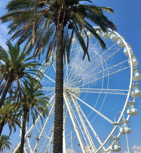 Das beeindruckende Riesenrad am Porto Antico in Genua, Italien, bietet einen atemberaubenden Blick auf den Hafen und die Stadt. | © Wienhusen
