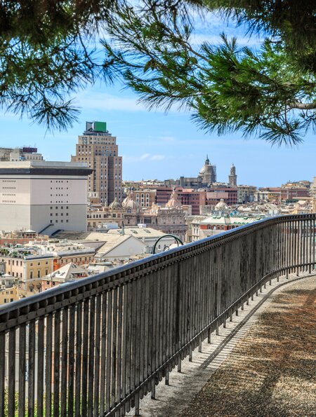 Panoramablick vom Belvedere Castelletto in Genua, auch bekannt als Belvedere Luigi Montaldo, mit Blick auf die Stadt und den Hafen, erreichbar über den Ascensore della Spianata Castelletto. | © Gettyimages.com/Garsya