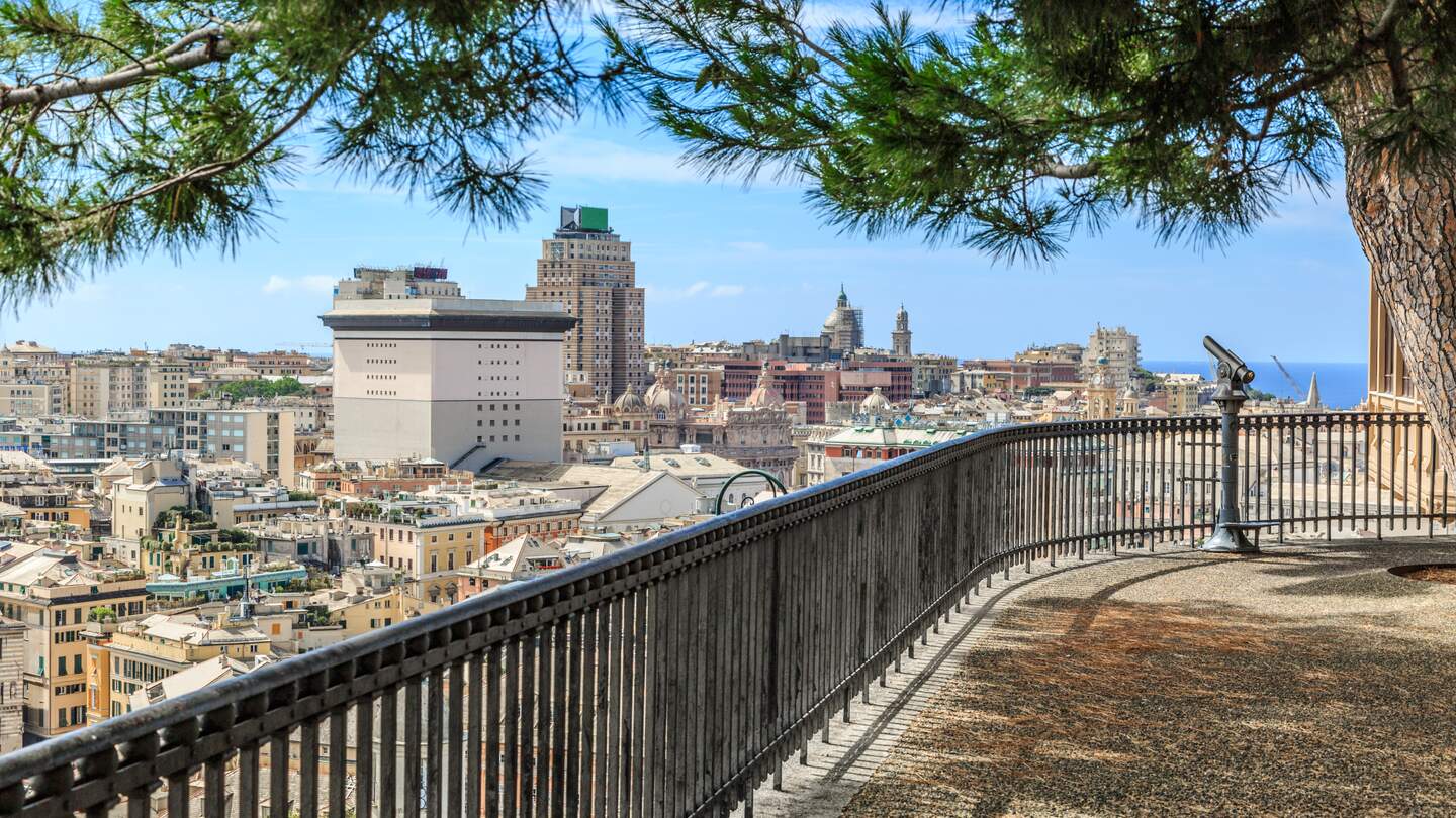 Panoramablick vom Belvedere Castelletto in Genua, auch bekannt als Belvedere Luigi Montaldo, mit Blick auf die Stadt und den Hafen, erreichbar über den Ascensore della Spianata Castelletto. | © Gettyimages.com/Garsya