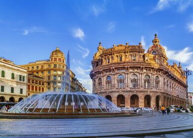 Der Piazza De Ferrari in Genua, mit seinem monumentalen Springbrunnen und dem beeindruckenden Palazzo della Borsa im Hintergrund. | © Gettyimmages.com/Borisb17