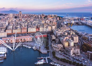 Der Alte Hafen (Porto Antico) in Genua, ein lebendiges Zentrum mit dem größten Aquarium Europas, modernen Attraktionen wie einem Riesenrad und dem Yachthafen – eine beliebte Sehenswürdigkeit der Stadt. | © Gettyimages.com/pawel.gaul