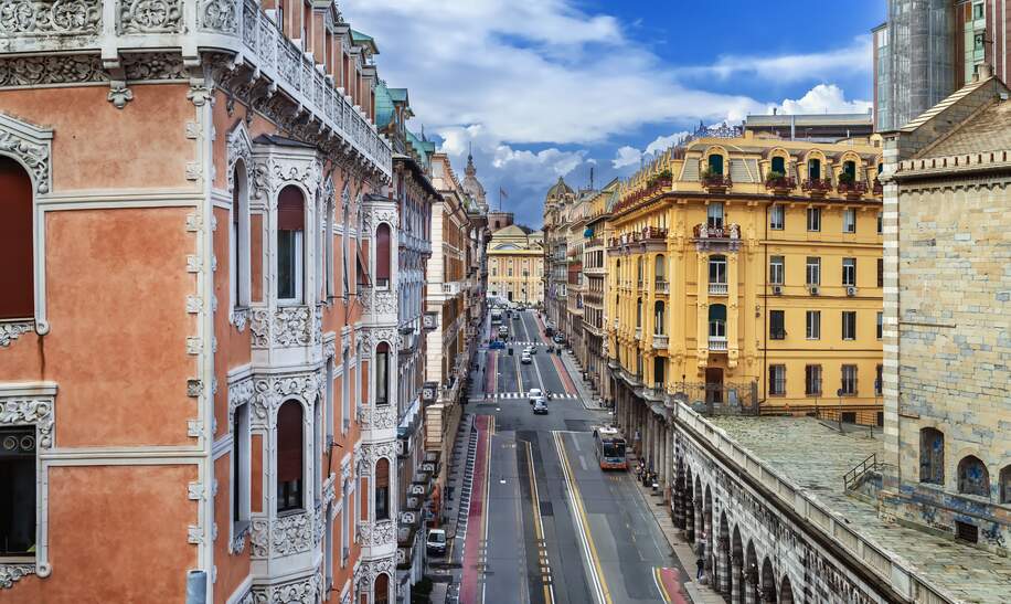 Die belebte Via XX Settembre in Genua, bekannt für ihre prächtigen Jugendstil-Paläste, Modeboutiquen und historischen Gebäude, bietet eine lebendige Mischung aus Shopping und Geschichte. | © Gettyimages.com/Borisb17