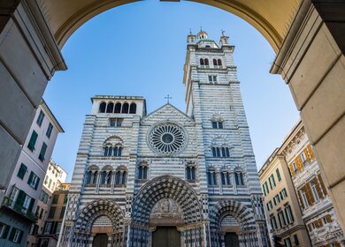 Die Kathedrale von Genua (Cattedrale di San Lorenzo) in der Altstadt, mit ihrer kunstvollen schwarz-weißen Marmorfassade, die das Licht eindrucksvoll reflektiert. Ein Meisterwerk aus Romanik und Gotik. | © Gettyimmages.com/pespiero