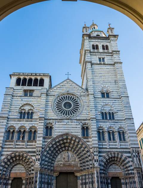 Die Kathedrale von Genua (Cattedrale di San Lorenzo) in der Altstadt, mit ihrer kunstvollen schwarz-weißen Marmorfassade, die das Licht eindrucksvoll reflektiert. Ein Meisterwerk aus Romanik und Gotik. | © Gettyimmages.com/pespiero