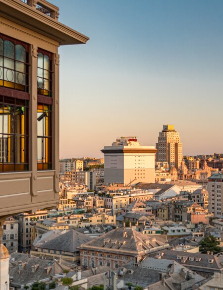 Panoramablick auf die Innenstadt vom Aussichtspunkt Belvedere Castelletto in Genua, auch bekannt als Belvedere Luigi Montaldo, mit Blick auf die Stadt und den Hafen, erreichbar über den Ascensore della Spianata Castelletto. | © Gettyimages.com/Roberto Lo Savio