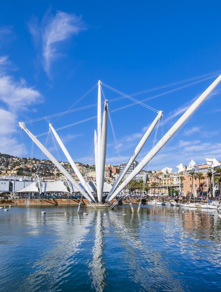 Der Bigo Panoramalift im Porto Antico von Genua, eine von Renzo Piano entworfene Konstruktion, die an einen Hafenkran erinnert und einen 360-Grad-Blick auf den Hafen und die Stadt bietet. | © Gettyimages.com/Flavio Vallenari