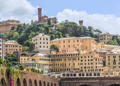 Blick auf das Castello d'Albertis in Genua in Ligurien im Sommer. | © GettyImages/Garsya