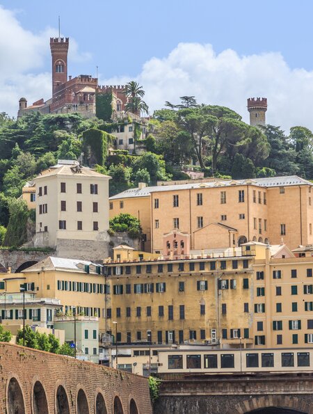 Blick auf das Castello d'Albertis in Genua in Ligurien im Sommer. | © GettyImages/Garsya